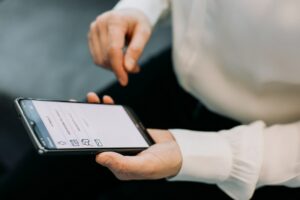 Nainen käyttää Effector Mobilea